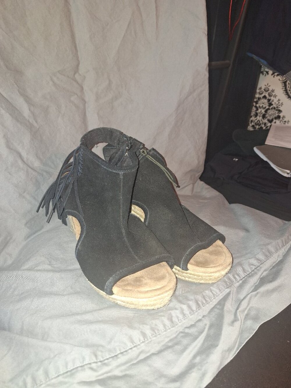 Minnetonka Black Fringe Wedge Sandals Women’s Open Toe Espadrille Style size 8.5